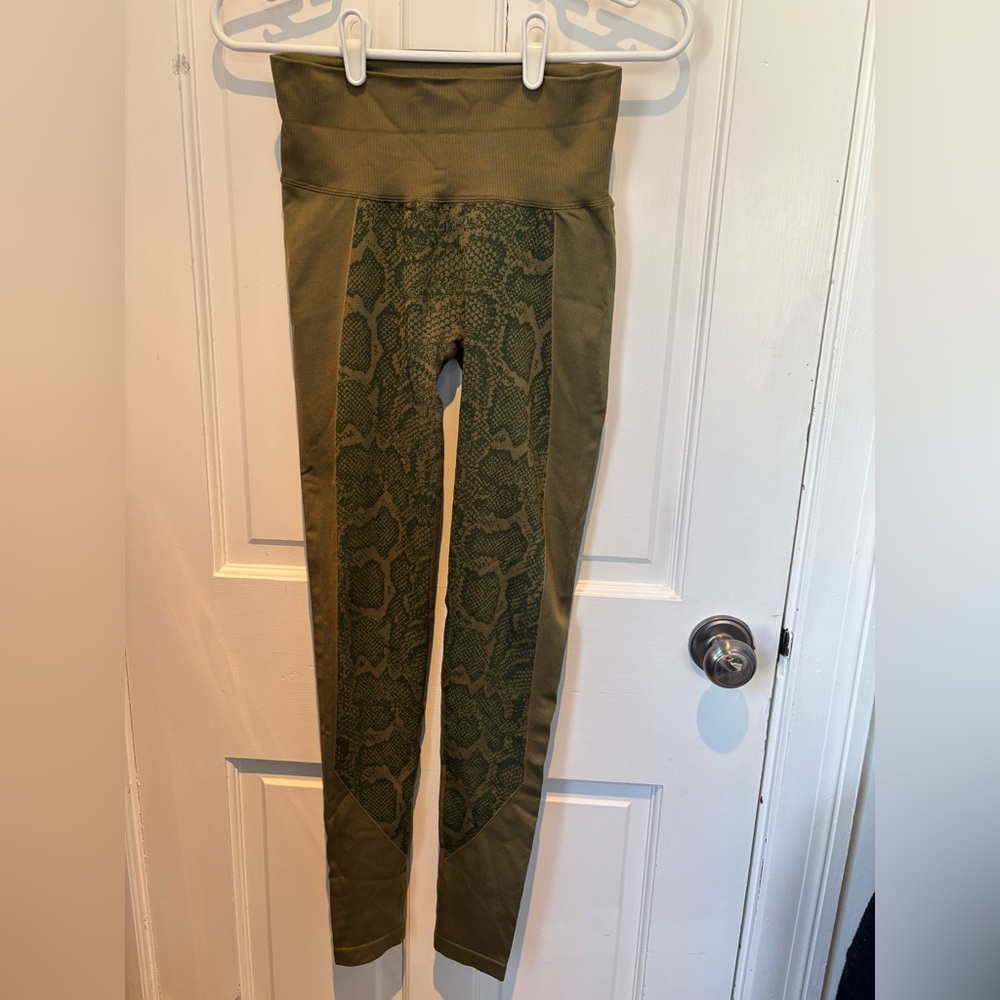 MP x Alice Pineapplebrat Snake Seamless Leggings size M